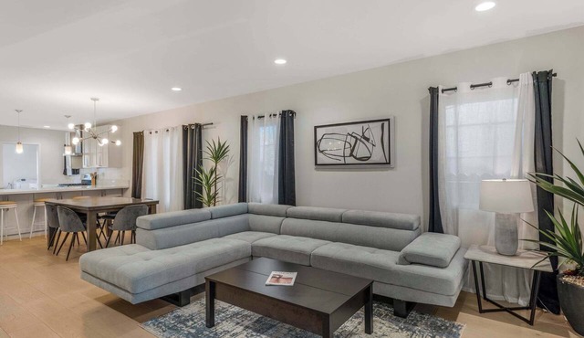 Pet Friendly, Modern, Mins to Retro Row & Beach