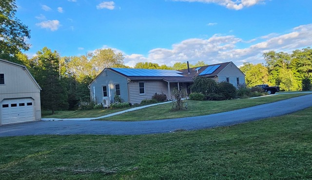 Pond Paradise: Marvelous 4-bedroom house with AC in charming Campbell Hall