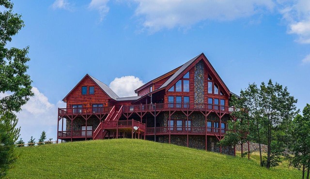 Prime Mountaintop Luxury Lodge, Spacious Outdoor Living. Amazing Views Sleeps 20