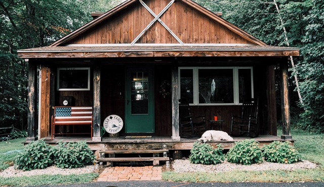 Private 3-bedroom cabin with WiFi and backyard!