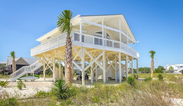 Private Beachfront w/Sauna, Hottub, Golf Cart, Kayaks, Paddle Boards & Bikes +