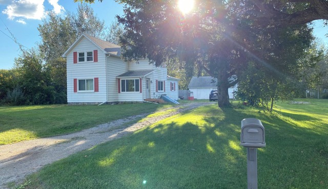 Private Farmhouse with Large Yard in Birch Run - 3 bedrooms