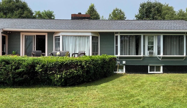 Private home on the lake with gorgeous views & modern amenities that sleeps 10