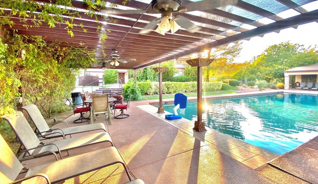 Private Massive Pool, Tennis Court, Basketball Court, Game Room, 6mi. to Strip