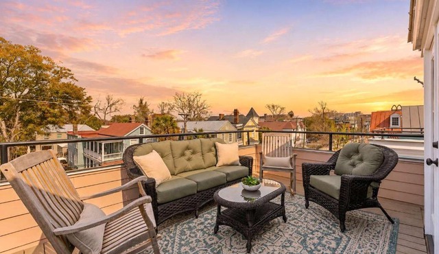 Private Rooftop & Parking - 3 Blocks to King St