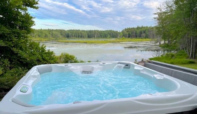 Private Waterfront, Spa Hot Tub, King bed, Yoga, Gym, Kayaks, and more.