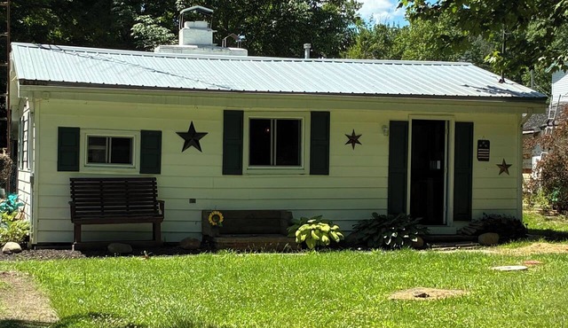 Quaint 2-bedroom cottage in charming Andover perfect for relaxing getaway.