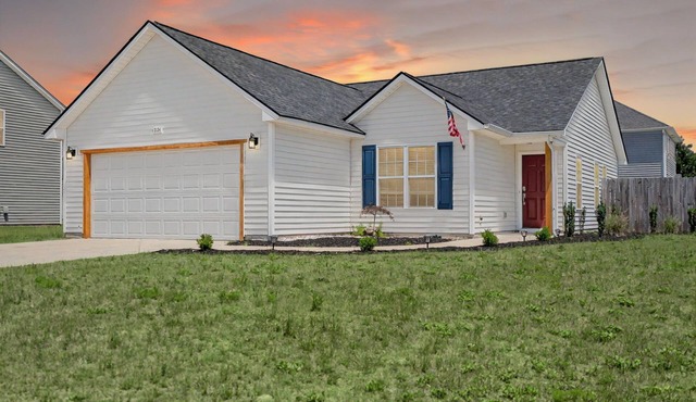 Quaint Cottage-3BR/2B House with Arcade and Fire Pit in Quiet Part of Hope Mills