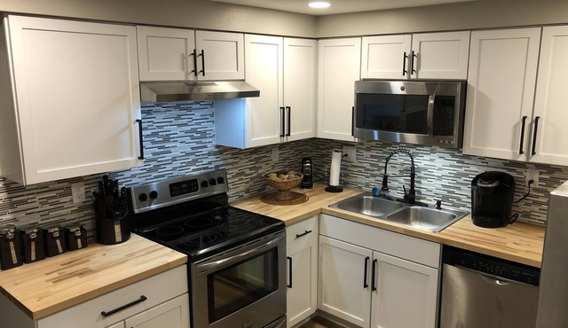 Quaint recently renovated house walking distance to Lake Shore Park.