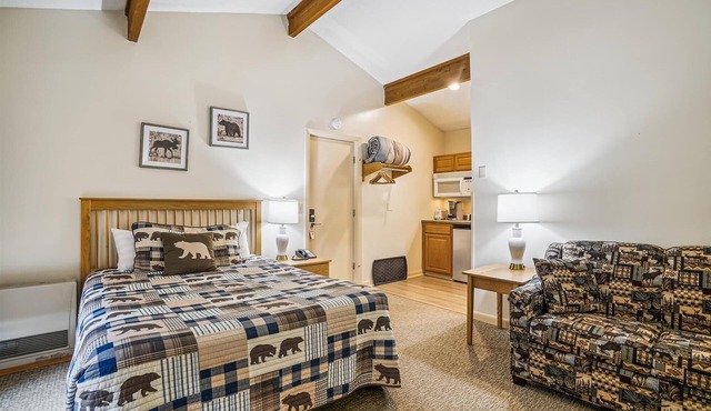 Queen Studio on the 2nd floor with outdoor heated pool 207