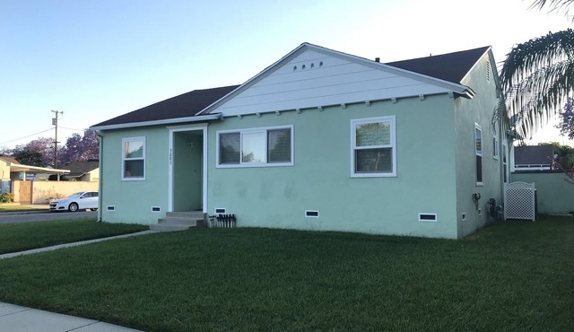 Quiet, comfortable and clean Long Beach unheated pool house.