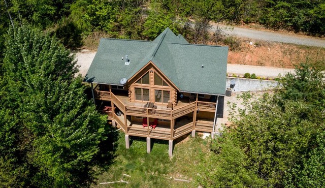 Quiet Haven Mountain Top Cabin - 3 Bedroom Cabin with Breathtaking Views