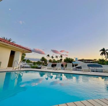 Quiet Luxury Canal Villa Near the Beach
