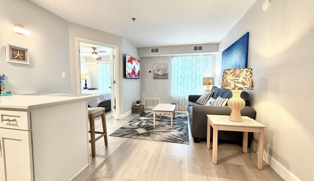 Quiet & peaceful 1 Bedroom, Walk to shops & restaurants, beach 5 min. away!