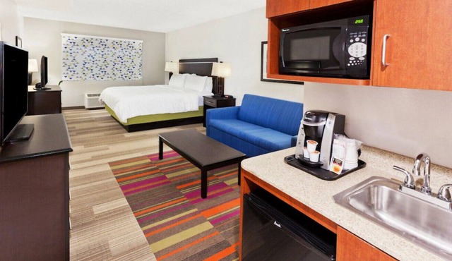 Relax & Unwind in a Cozy Room w/ Mini-Kitchen!