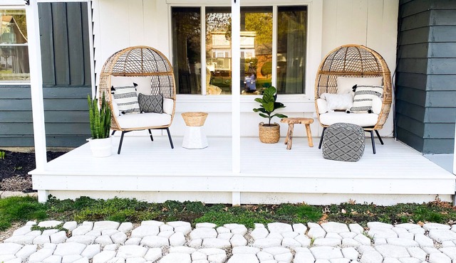 Relaxing Coastal Inspired Cottage, short walk from the lake!