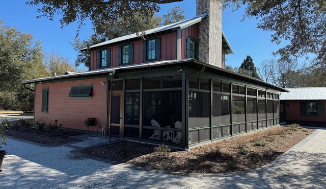 Relaxing Cottage Getaway on the Lake with full water access. Sleeps 12.