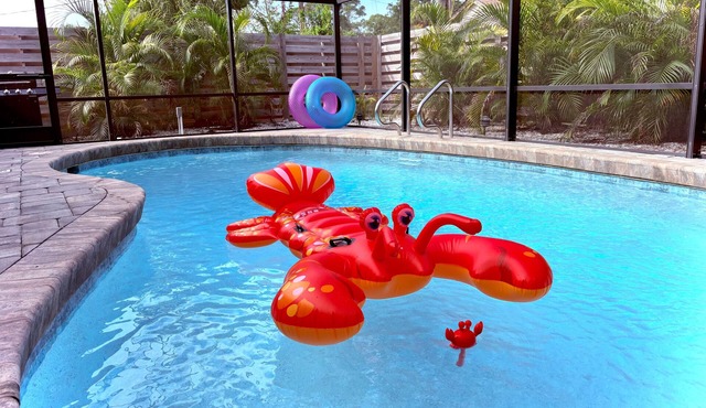Relaxing Poolside- a Private Oasis -heated pool- 7min to beach-2 King beds
