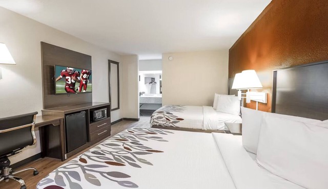 Relaxing Room Ideal for Families – Kids Stay Free + Patio Access + Soundproofed