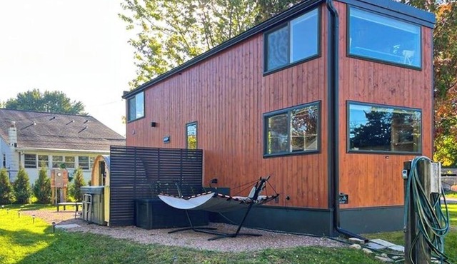 Relaxing spa-like tiny house w/hot tub, sauna, beach access, dog-friendly