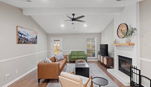 Renovated 3 Bed 2 Bath,Dog Friendly, Game Room, Fenced Yard, Well Equipped Kitchen, 5 Smart TVs