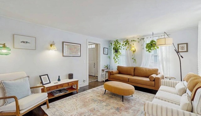 Renovated antique farmhouse near skiing, hiking, shops & dining
