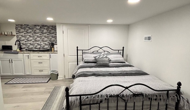 Renovated Private Studio in Greer – Parking, Near Airport & BMW, Prime Location.