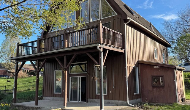 Riverfront 2-bedroom house with tons of light, AC, deck & patio. Pet Friendly