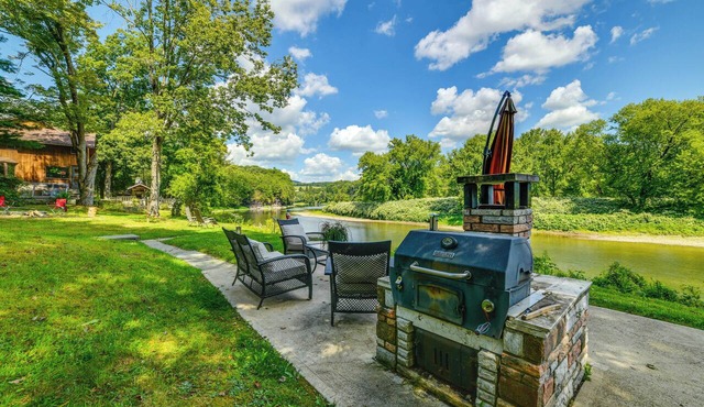 Riverfront Hallstead Cabin: Kayaks & Fire Pit!