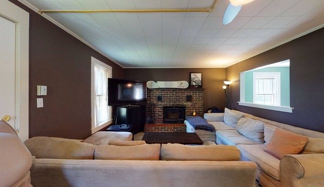 Riverfront house walking distance to town with fireplace and w/d - dogs welcome