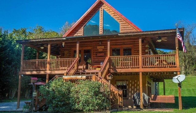 Riverfront Log Cabin/Pet Friendly/Family Fun! 3BS8