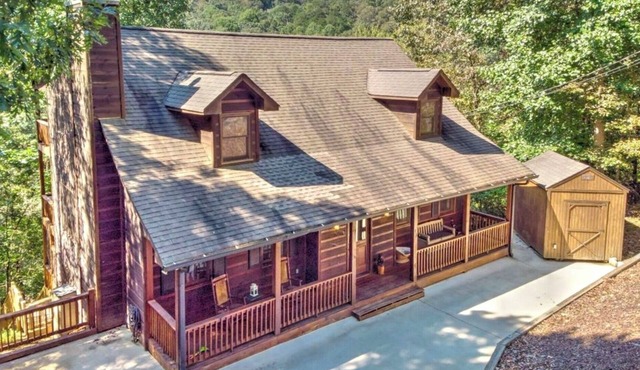 Riverfront Mtn Retreat Hot Tub/Fireplaces/King Beds/Tubing/Fishing/Spacious