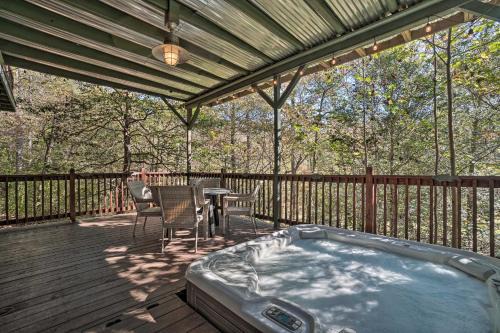 Riverfront Tallulah Falls Cabin w/Hot Tub!