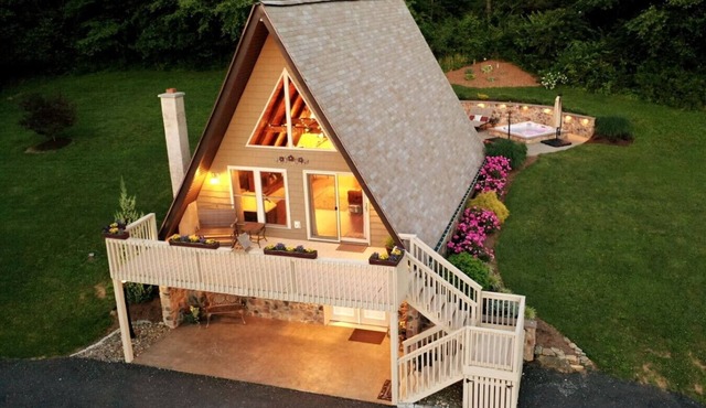 Romantic Getaway in nearly 10 acres with Hot Tub