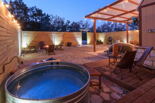 Romantic Luxury Retreat hot cold pool & sauna
