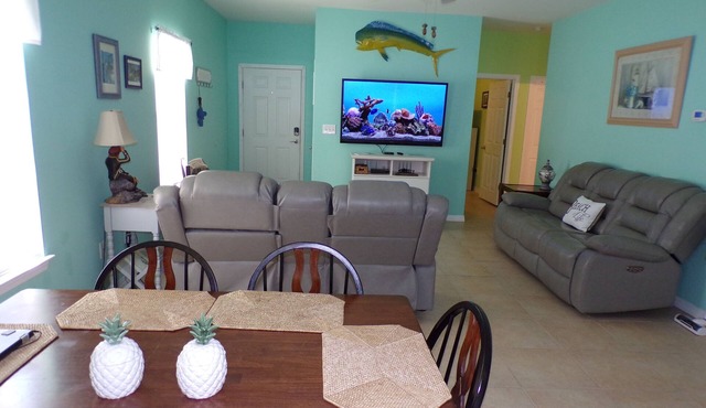 Roomy 2 bed 2 bath just minutes from the Wharf, and the beach!