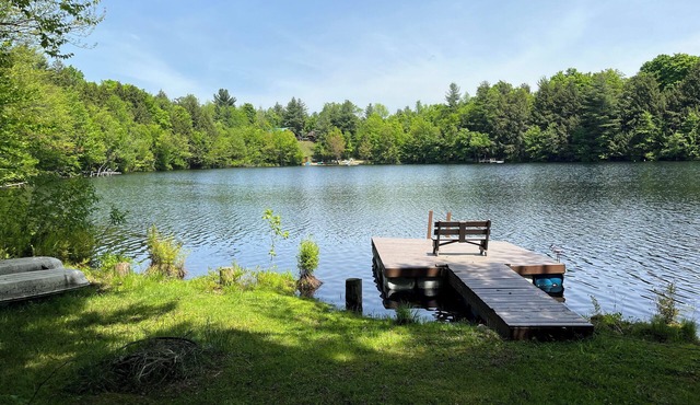 Rustic 4-bedroom cabin, on lake with WiFi, near Adirondacks A Place to Remember!