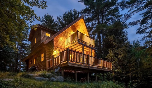 Rustic Log Cabin with Jacuzzi Bathtub in the Adirondack Mountains, New York
