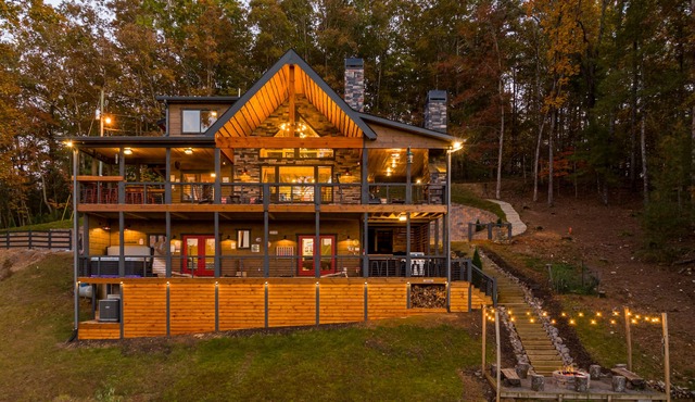 Rustic Modern Log Cabin with the BEST MOUNTAIN VIEWS & HOTTUB. EV- CHGR NO PETS