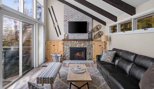 Rustic Modern Ski Home-Close to MtSnow w/Fireplace