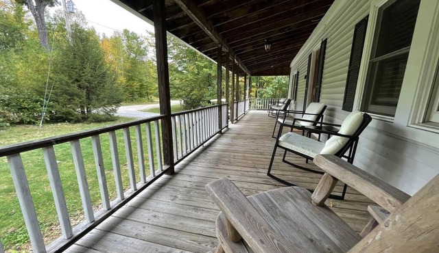 Rustic Updated Cozy Lake House! Close to skiing!