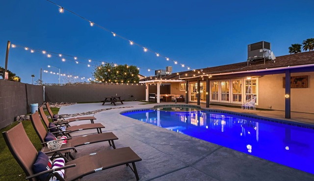 Rustic Vegas home with beautiful Salt water Pool,Billiard,& Hot tub