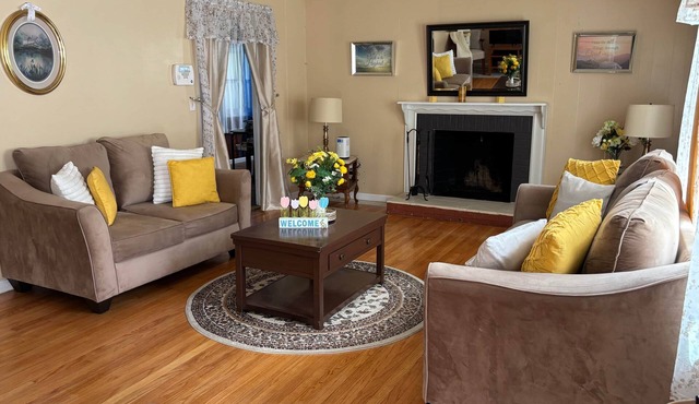 Safe & Quiet 3BR Cape: Sunroom Office + Yard