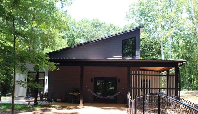 Secluded 2 acre Modern Home in the Woods 10 minutes to UGA and Downtown Athens