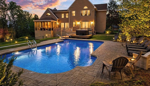 Secluded Luxurious Chalet with heated Pool,Hot Tub, Game Rooms. Pet-Friendly!