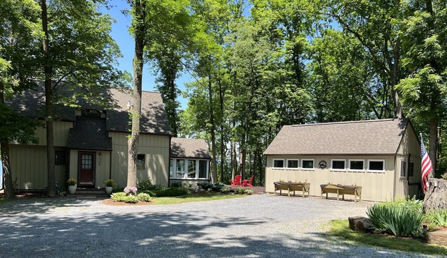 Serenity Retreat on Lake Champlain with boat dock & kayaks!