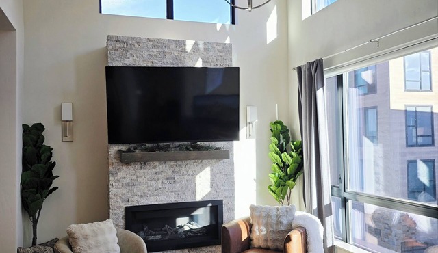 Silverthorne Ski Loft - Garage Parking, Hot Tub, Downtown & Minutes to Slopes