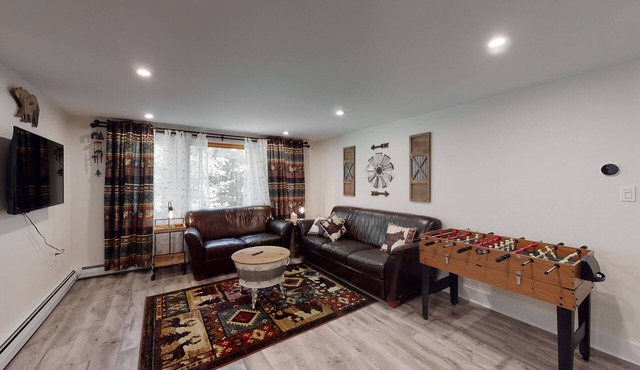 Single-Level Duplex with Fast WiFi & a Full Kitchen - Close to Magic Mountain