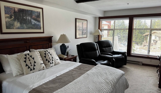 SKI IN/OUT Studio Condo with stunning Village & Slope views