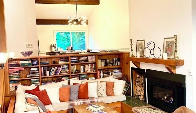 Ski-in Ski-out, Chic, Cozy & Fun, Great Location Stowe!